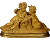 Sculpture en terre cuite d'une carrier-belleuse, deux angelots jouant avec une roue ornée de guirlandes.