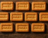 Dix biscuits Parle-G disposés en rangées sur un fond en bois. Une estimation de sujet en biscuit ancien.