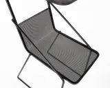 Porte-revues en métal perforé noir, design iconique de Mathieu Matégot.
