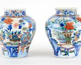 Deux vases anciens chinois, ornés de fleurs et de motifs complexes, évoquant une scène de jardin paisible. Une signature vase chinois ancien.