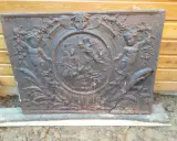 Plaque de cheminée en fonte ornée de putti et d'une scène mythologique. Une belle pièce pour une estimation.
