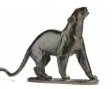 Panthère en bronze, œuvre de Guiraud Riviere, le regard levé vers le ciel, dans une pose majestueuse.