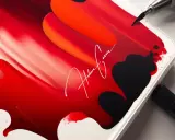 Signature blanche "Helena Garcia" sur fond abstrait rouge et noir, avec un pinceau et un marqueur.