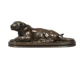 Sculpture en bronze d'un lion couché, œuvre du sculpteur Barye. La signature est discrète.