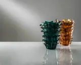 Deux vases en verre soufflé, un bleu sarcelle et un ambre, aux formes organiques rappelant des cactus, créations de Fulvio Bianconi.