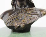 Buste en bronze d'une femme, orné de motifs floraux, dans le style d'Emmanuel Villanis.