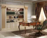 Un bureau de Louis XV orné, avec une bibliothèque remplie de livres, un fauteuil en cuir vert et des rideaux somptueux.