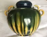 Vase Vallauris signé, vert et jaune, avec anses. Une pièce d'artisanat à l'estimation intéressante.