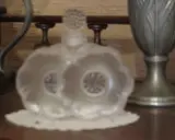 Flacon de parfum Lalique en verre dépoli, forme de fleurs, pour une estimation.