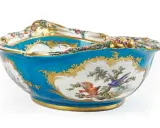 Magnifique vase de Sèvres, orné d'oiseaux et de fleurs, sa valeur est inestimable.