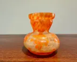 Vase en verre orange et blanc, style Art Nouveau, pour une estimation vase Schneider. Motifs floraux délicats.