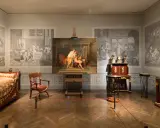 Chambre d'apparat ornée de fresques néoclassiques, avec un lit somptueux, une peinture centrale et des objets d'art, évoquant le somno empire.