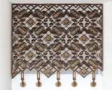 Grille décorative en métal aux motifs géométriques et ondulés, œuvre de Raymond Subes.