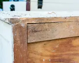 Un meuble en bois infesté par un insecte xylophage. Un traitement naturel est envisagé pour sauver ce meuble.