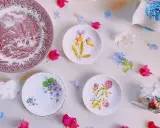 Assiette ancienne avec scène d'hiver, petites assiettes fleuries et théière décorée, signature porcelaine de Paris.