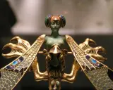 Magnifique broche art nouveau en or, émail bleu et vert, représentant une femme ailée aux ailes de libellule.