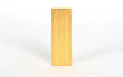 Briquet Cartier doré, finement guilloché. Une pièce de collection dont l'estimation est en cours.