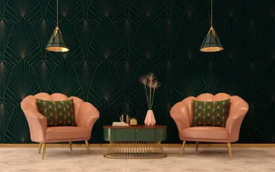 Deux fauteuils roses velours, coussins verts art déco, sur fond de papier peint géométrique sombre.