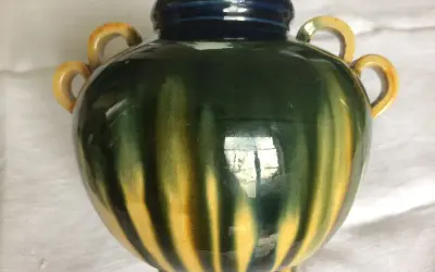 Vase Vallauris signé, vert et jaune, avec anses. Une pièce d'artisanat à l'estimation intéressante.