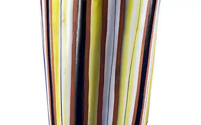 Vase rayé aux couleurs vives, un style typique de Roger Capron, évoquant la joie et l'été.
