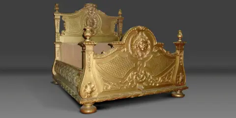 Magnifique lit Louis XIV doré, orné de sculptures rococo et d'un visage au centre. Un meuble royal pour un sommeil de rêve.