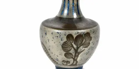 Vase en céramique de René Buthaud, décoré d'un arbre stylisé et de motifs bleus.