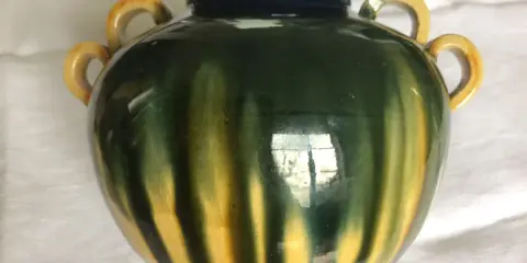 Vase Vallauris signé, vert et jaune, avec anses. Une pièce d'artisanat à l'estimation intéressante.
