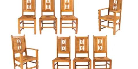 Ensemble de chaises en bois clair, style Charles Dudouyt, avec assises en paille tressée et dossiers ornés de motifs géométriques.