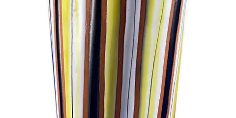 Vase rayé aux couleurs vives, un style typique de Roger Capron, évoquant la joie et l'été.