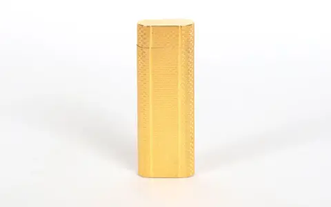 Briquet Cartier doré, finement guilloché. Une pièce de collection dont l'estimation est en cours.