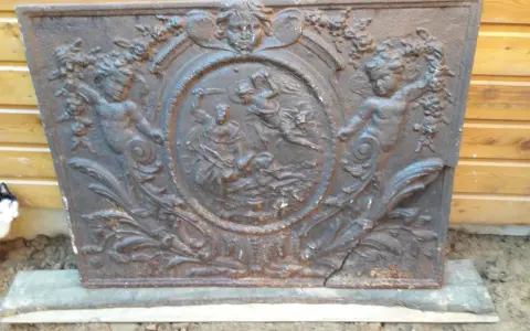 Plaque de cheminée en fonte ornée de putti et d'une scène mythologique. Une belle pièce pour une estimation.