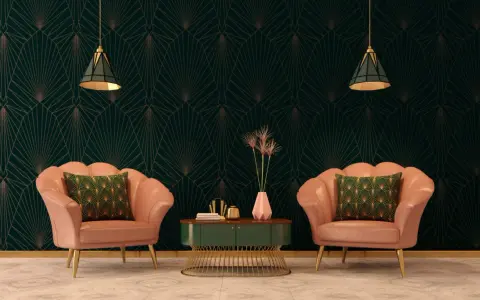 Deux fauteuils roses velours, coussins verts art déco, sur fond de papier peint géométrique sombre.