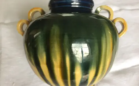 Vase Vallauris signé, vert et jaune, avec anses. Une pièce d'artisanat à l'estimation intéressante.