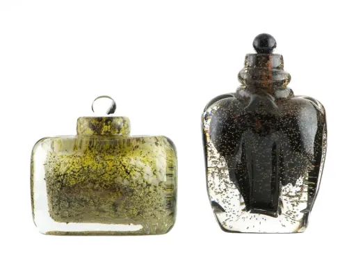 Deux flacons en verre soufflé, œuvres de Maurice Marinot, l'un vert moucheté, l'autre noir bullé.