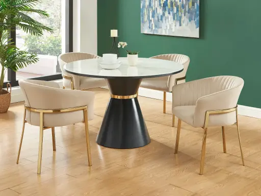 Un ensemble élégant : quatre chaises modernes en velours beige avec pieds dorés autour d'une table ancienne au design unique.