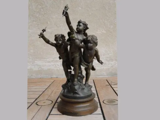 Bronze de trois angelots tenant des torches. Le prix du régule au kilo est une donnée importante pour estimer la valeur de cette sculpture.