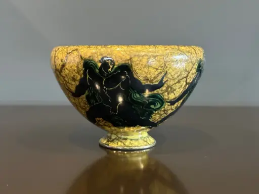 Bol en céramique jaune craquelé, orné d'une scène mythologique en noir et vert, œuvre de Jean Mayodon.