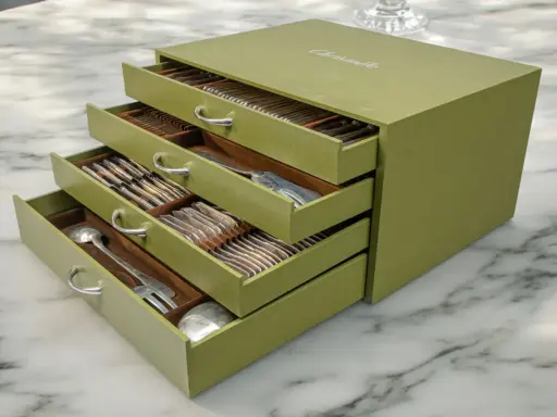 Coffret vert olive Christofle contenant des couverts en argent. Quelle est la valeur d'une ménagère en argent ? Un trésor familial.