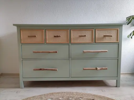 Commode verte avec poignées en bois flotté, prête à nettoyer meuble avant peinture. Tiroirs du haut en rotin.