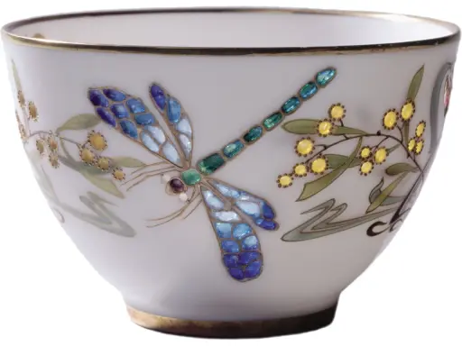 Tasse en porcelaine décorée d'une libellule bleue et de fleurs jaunes. L'estampille permet de reconnaître une pièce de porcelaine Limoges France.
