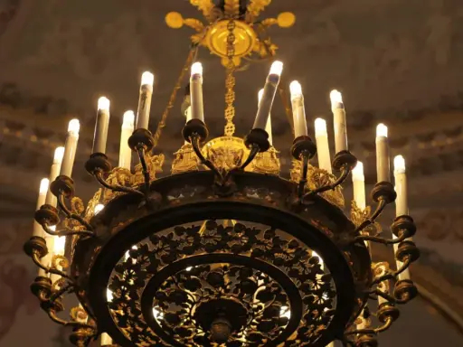 Magnifique lustre en bronze, orné de motifs floraux complexes. Un guide pour comment estimer un lustre en bronze.
