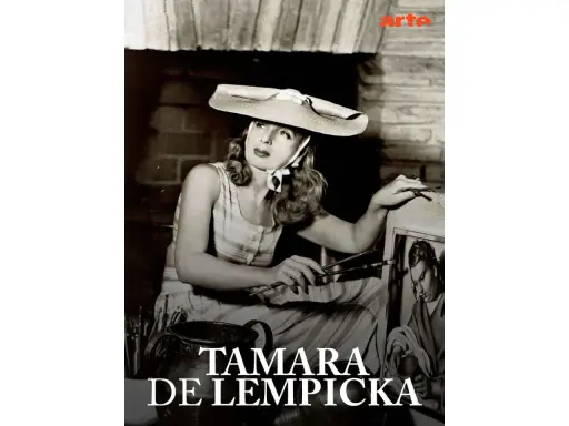 Tamara de Lempicka, artiste peintre, esquisse une œuvre. Son chapeau large et sa robe rayée évoquent le style Art déco de ses œuvres d'art.