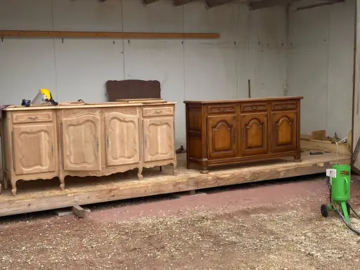 Deux commodes, l'une brute et l'autre vernie, sont présentées. Une question se pose : faut il poncer après aérogommage ? Un équipement vert est prêt à l'emploi.