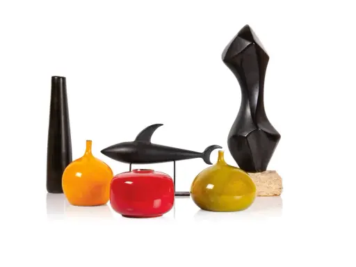 Un requin stylisé et des vases aux formes audacieuses, œuvres de Georges Jouve, composent cette nature morte moderne.