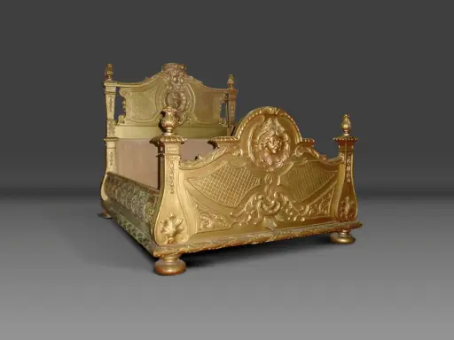Magnifique lit Louis XIV doré, orné de sculptures rococo et d'un visage au centre. Un meuble royal pour un sommeil de rêve.