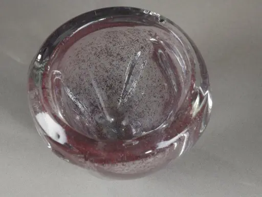 Un bol en verre soufflé, aux reflets pourpres et inclusions, évoquant l'art de André Thuret.