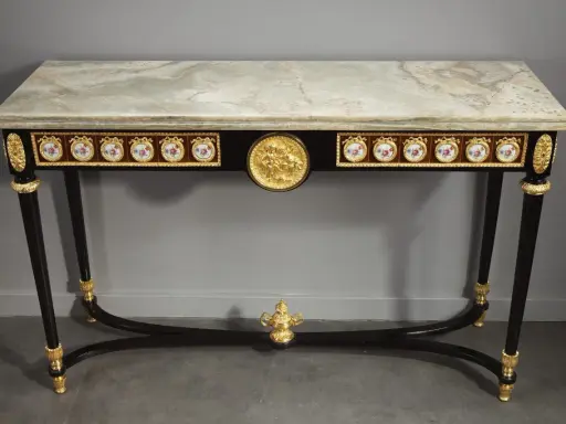 Console de style Louis XVI, marbre veiné, ornements dorés et médaillons en porcelaine.