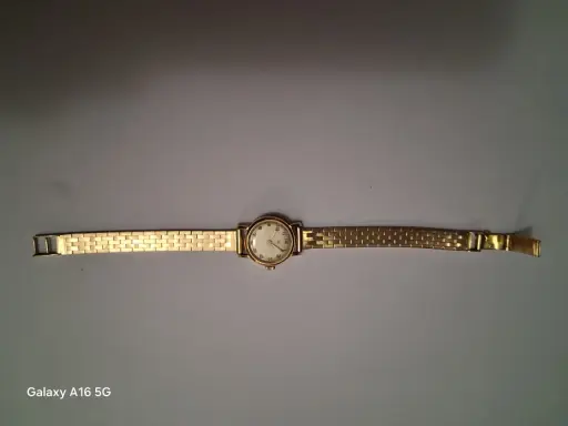 Montre LIP dorée, bracelet métallique, cadran rond avec chiffres romains. Une belle pièce de valeur, montre LIP numérotée.