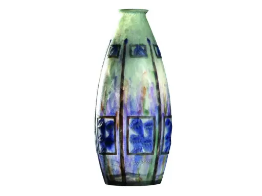 Vase élancé en verre soufflé, aux tons verts et bleus, orné de motifs floraux stylisés dans des cadres rectangulaires. Une œuvre signée G. Argy Rousseau.