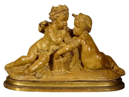 Sculpture en terre cuite d'une carrier-belleuse, deux angelots jouant avec une roue ornée de guirlandes.